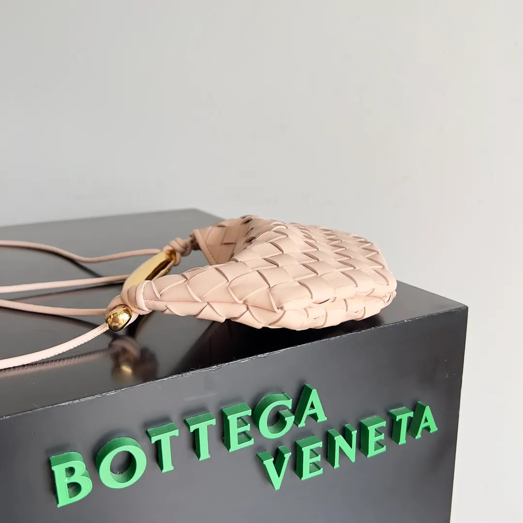Batch of 1260 BV Mini Sardine is coming‼ ️Super high-end, stainless steel hardware + 24k real gold plating process, fish scales (concave and convex positions) are the finishing touch, the sardine bag that can be carried cross-body is completely beautiful to the heart. The metal element handle and the weaving are perfectly combined to completely integrate the artistic sense and elegance and fashion. It is really like a work of art🏺The large size is elegant, the small size is exquisite and cute, a must-have item for fashionistas, and the details are perfectly reproduced. Style number: 744267 Size 20*12*2.5